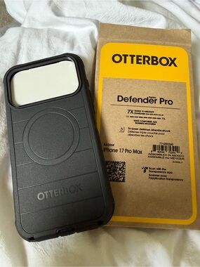 OtterBox iPhone Defender Pro Series Case in Black